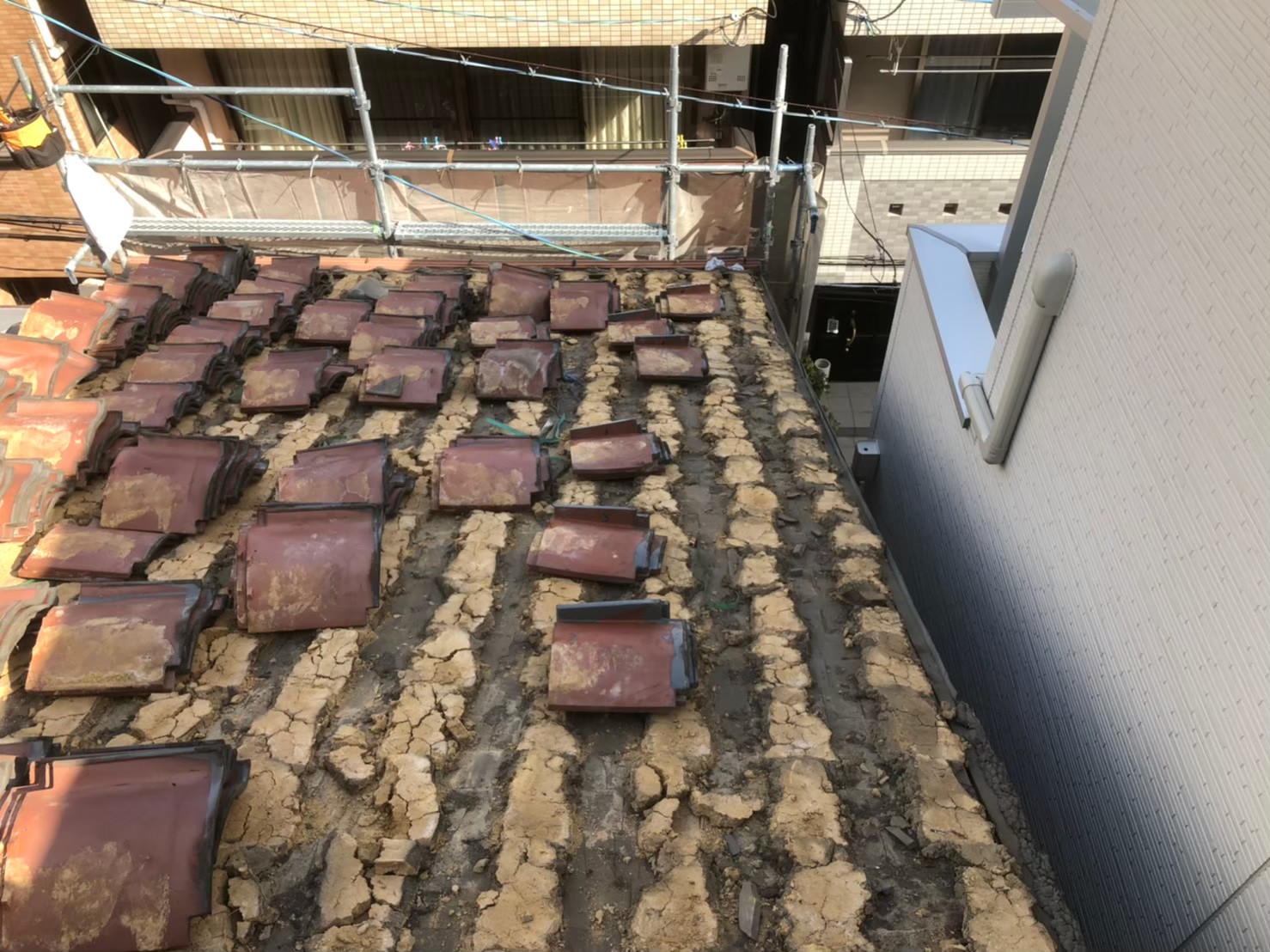 瓦と葺き土が大量